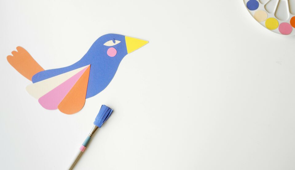 Een vogel uit gekleurd papier geknipt