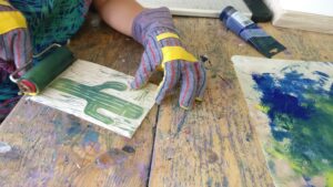 kinderen in het atelier werken elke week met ander materiaal