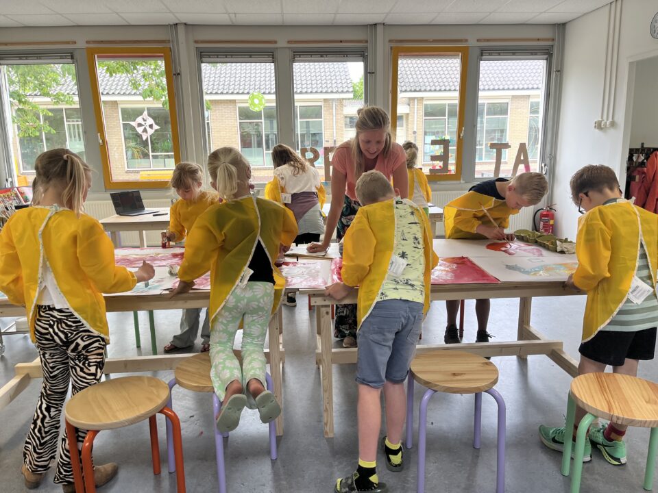 Kleuters knutselen in het Atelier in Limmen