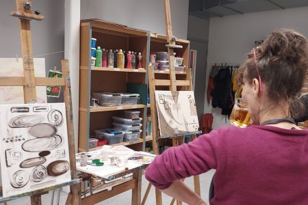 Cursist maakt schilderij van abstracte vormen