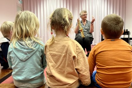 Jonge kinderen maken kennis met alle verschillende instrumenten